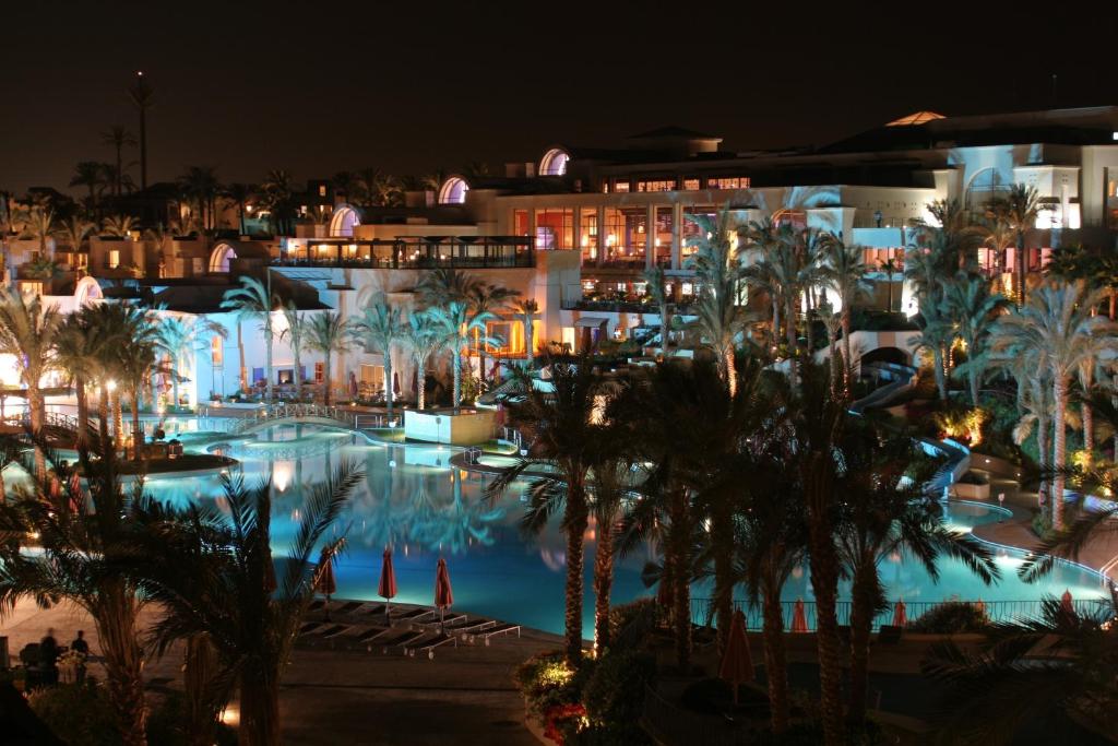 Bazén v ubytování Grand Rotana Resort & Spa nebo v jeho okolí