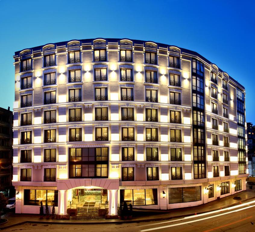 un edificio con luces en el lateral. en Istanbul Dora Hotel, en Estambul