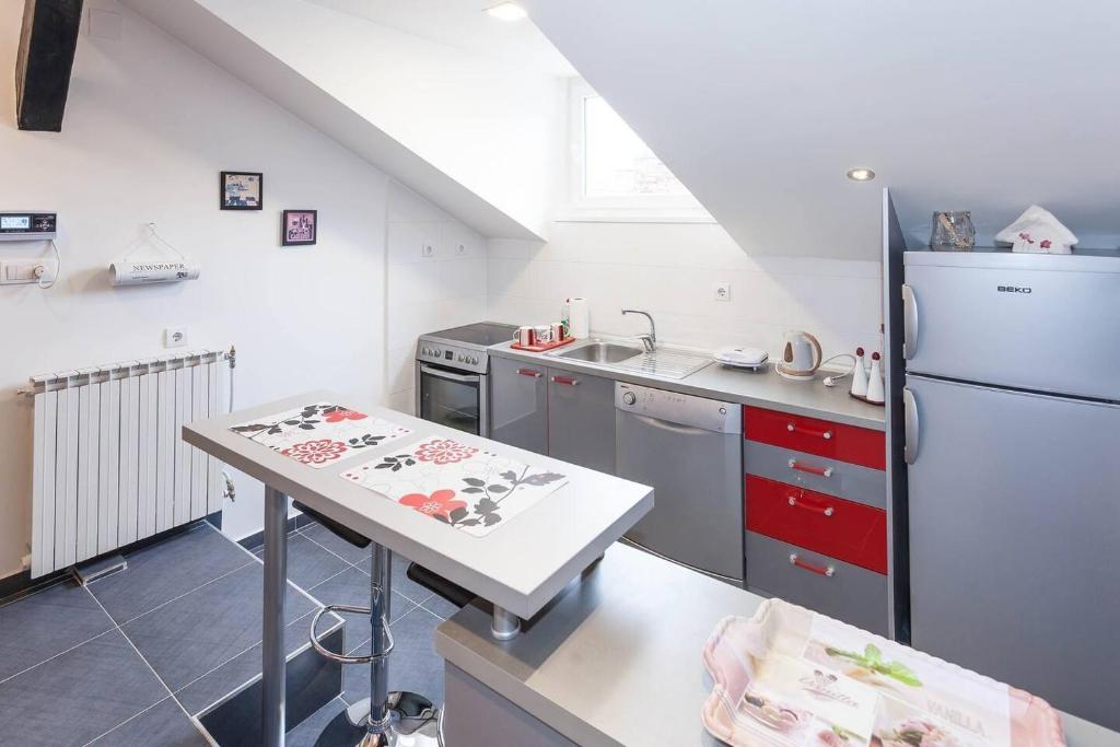 He-Ra Apartments with Free Parking - Studio Apartment