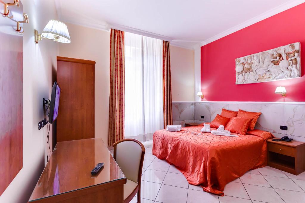 ein Hotelzimmer mit einer roten Wand und einem Bett in der Unterkunft Hotel Suite Caesar in Rom
