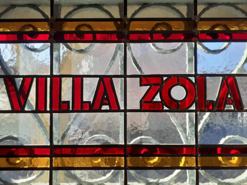 een glas-in-loodraam met de woorden willemia zone bij Villa Zola in Aix-en-Provence