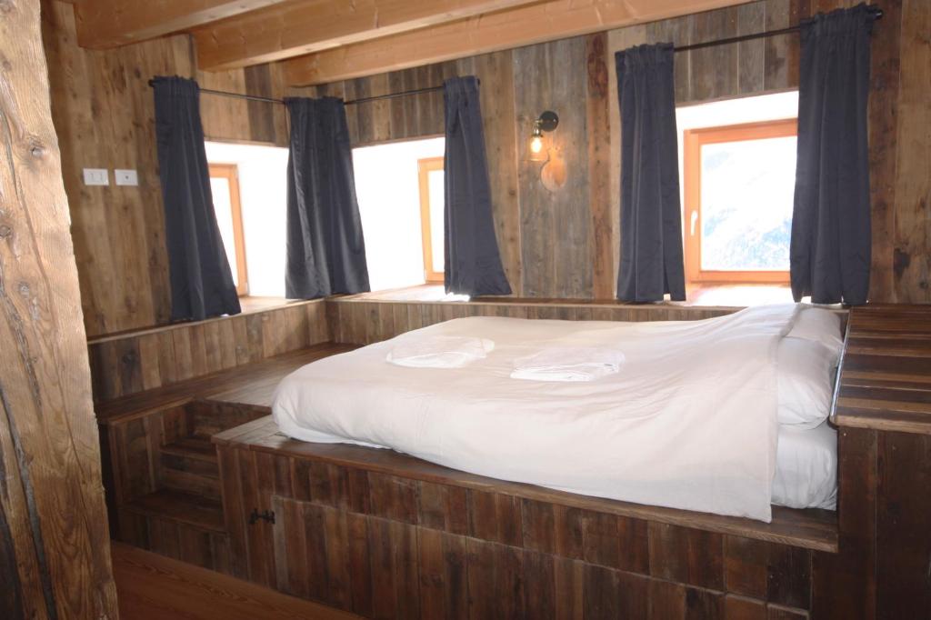 A bed or beds in a room at Tabià Alleghe vista lago, monte Civetta Dolomiti