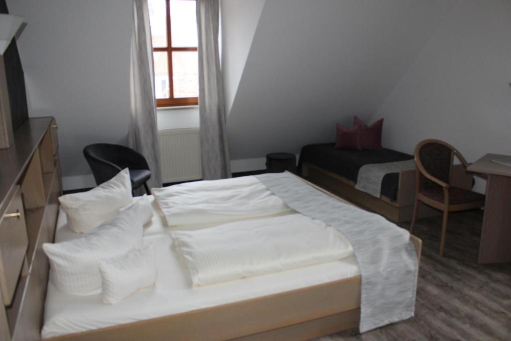 Postel nebo postele na pokoji v ubytování Hotel & Landgasthof Forsthof