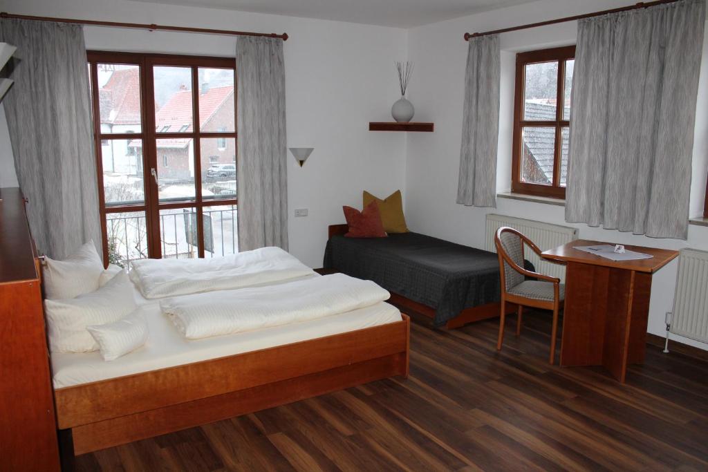 Postel nebo postele na pokoji v ubytování Hotel & Landgasthof Forsthof