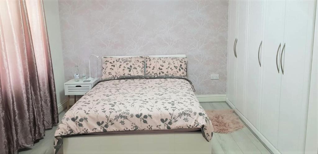 um pequeno quarto com uma cama e uma mesa de cabeceira em Stunning Room with Large Private Bathroom em Derby