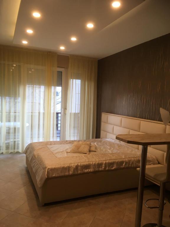 A bed or beds in a room at Emi apartman