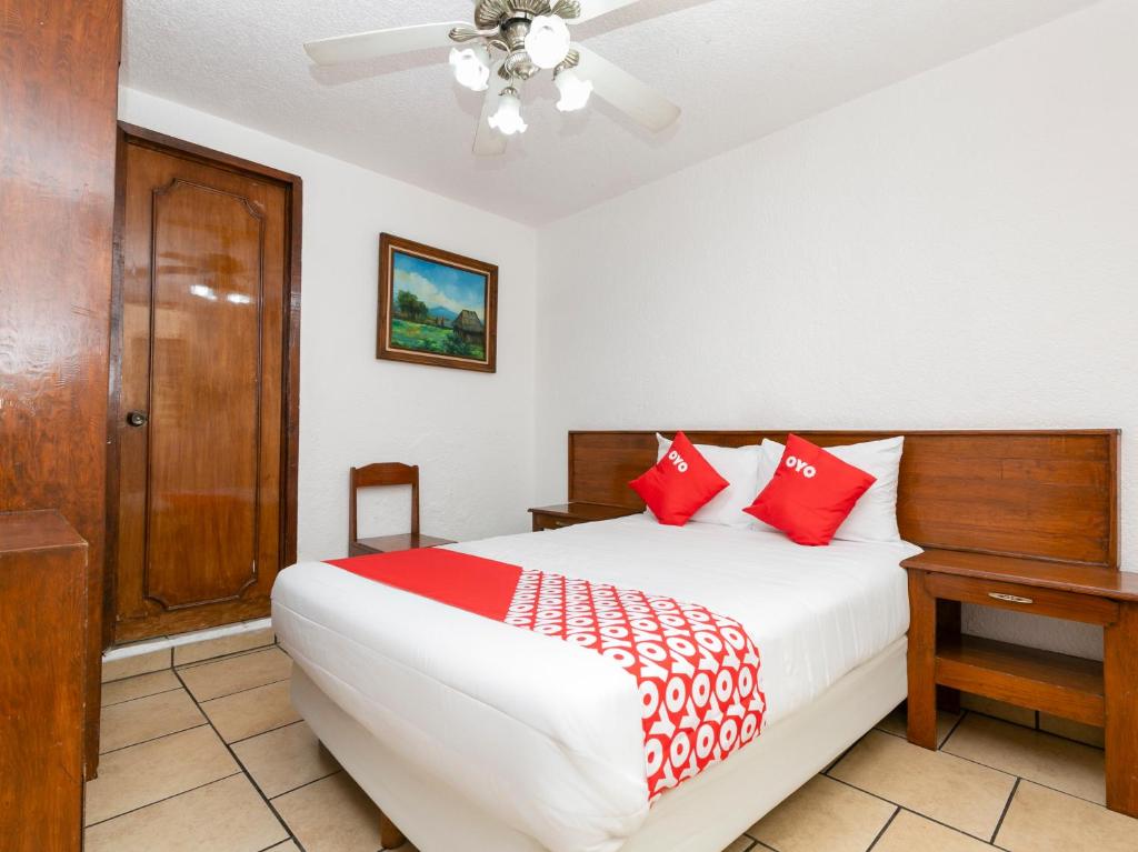 Un pat sau paturi într-o cameră la OYO Hotel Continental, Uruapan