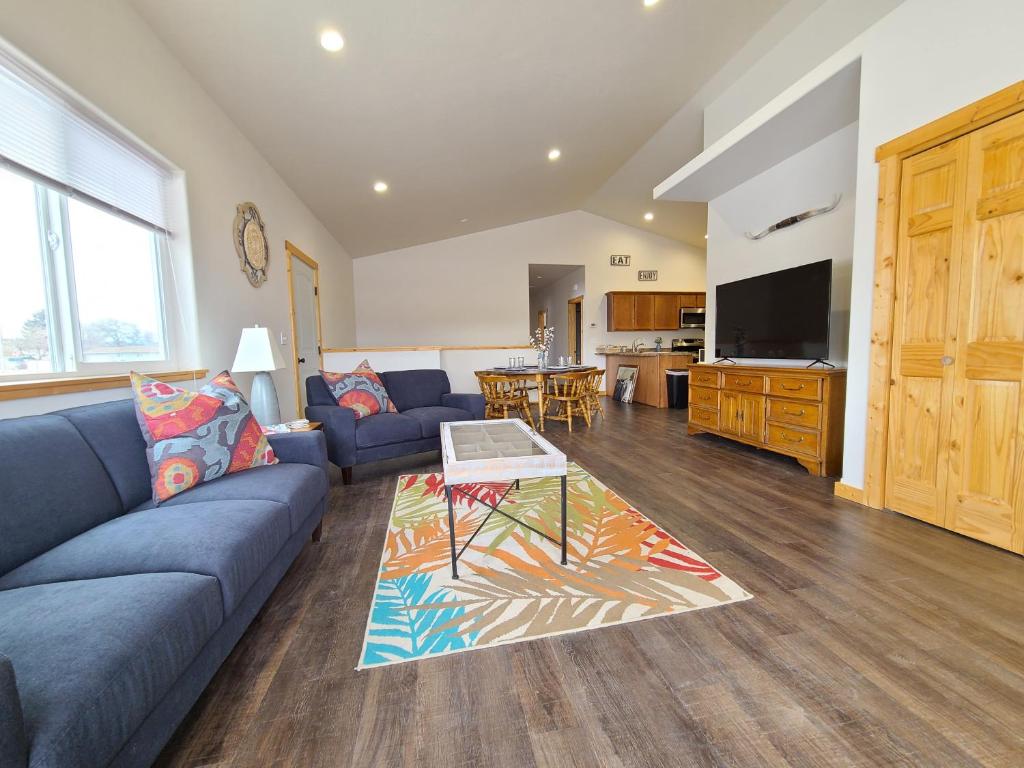 ein Wohnzimmer mit einem Sofa und einem Tisch in der Unterkunft Beaverhead House Rental in Dillon