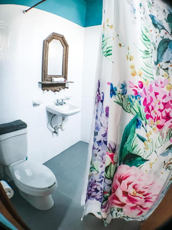 Koupelna v ubytování Colibri Hotel