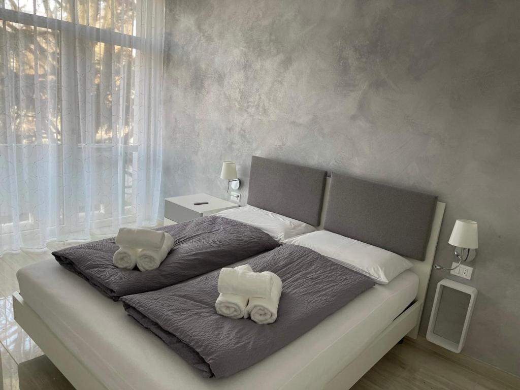 a bedroom with a large bed with towels on it at CASA VITTORIA - SIEGESHAUS in Bolzano