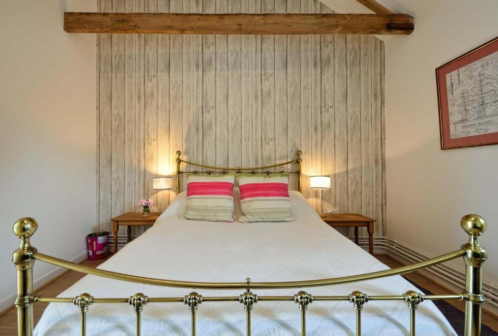 Llit o llits en una habitació de East Green Farm Cottages - The Granary
