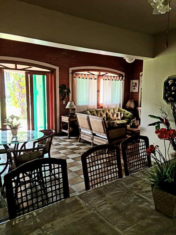  Casa perto da areia em Guaeca com WiFi e churrasq