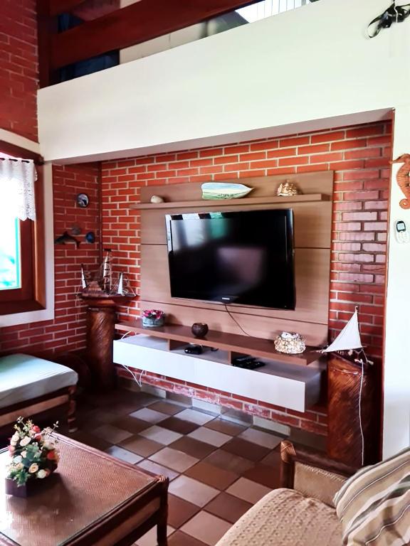 Casa perto da areia em Guaeca com WiFi e churrasq