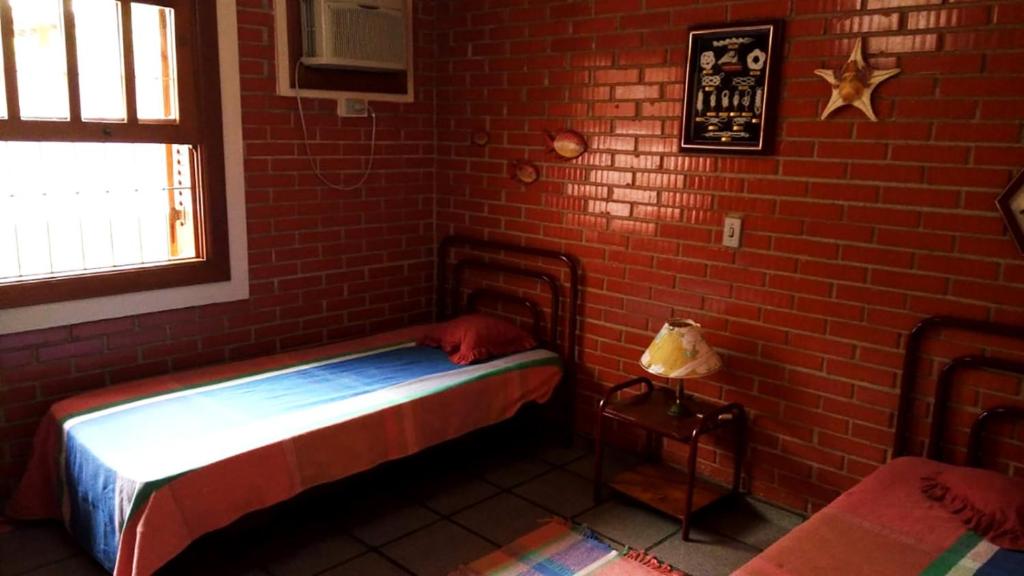  Casa perto da areia em Guaeca com WiFi e churrasq