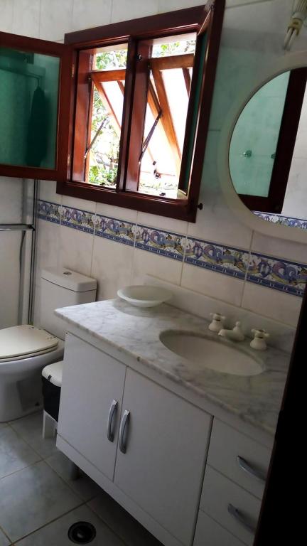  Casa perto da areia em Guaeca com WiFi e churrasq