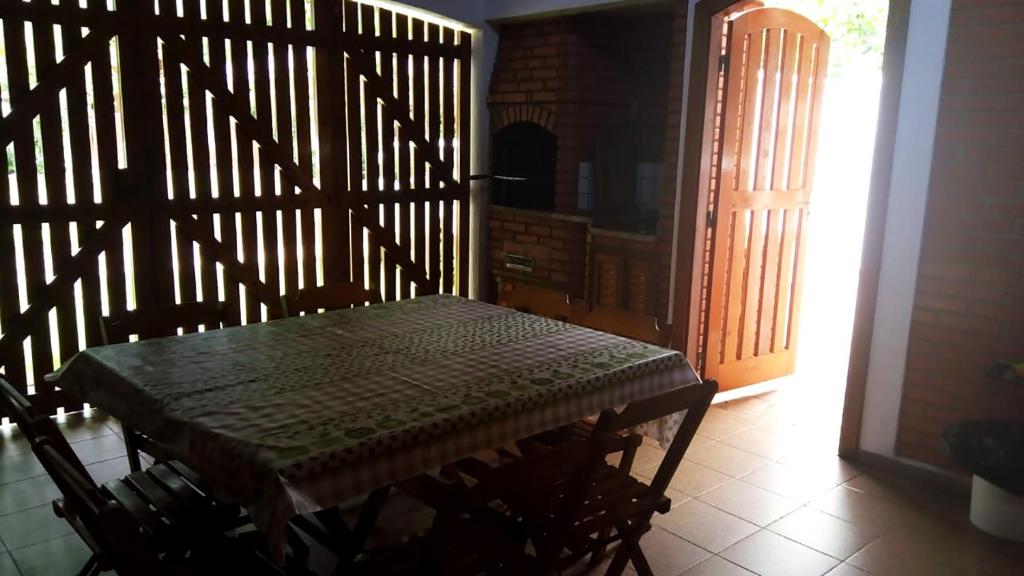  Casa perto da areia em Guaeca com WiFi e churrasq