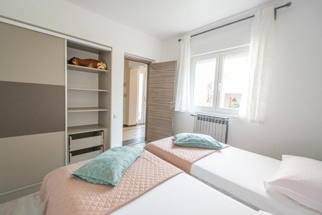 Postel nebo postele na pokoji v ubytování Two-Bedroom Apartment in Crikvenica XCVII