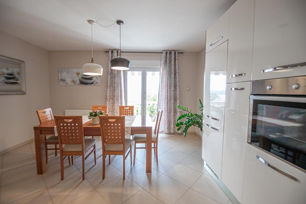 Kuchyň nebo kuchyňský kout v ubytování Two-Bedroom Apartment in Crikvenica XCVII