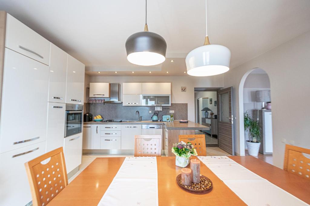 Kuchyň nebo kuchyňský kout v ubytování Two-Bedroom Apartment in Crikvenica XCVII