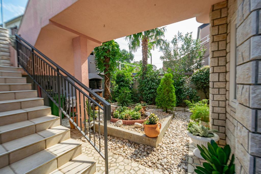 Zahrada ubytování Two-Bedroom Apartment in Crikvenica XCVII