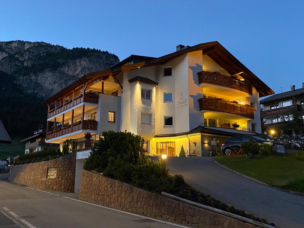 Nespecifikovaný výhled na hory nebo výhled na hory při pohledu z hotelu
