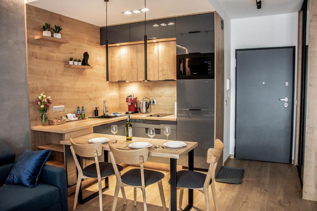 Kuchyň nebo kuchyňský kout v ubytování ApArt Bulwary Wrocław