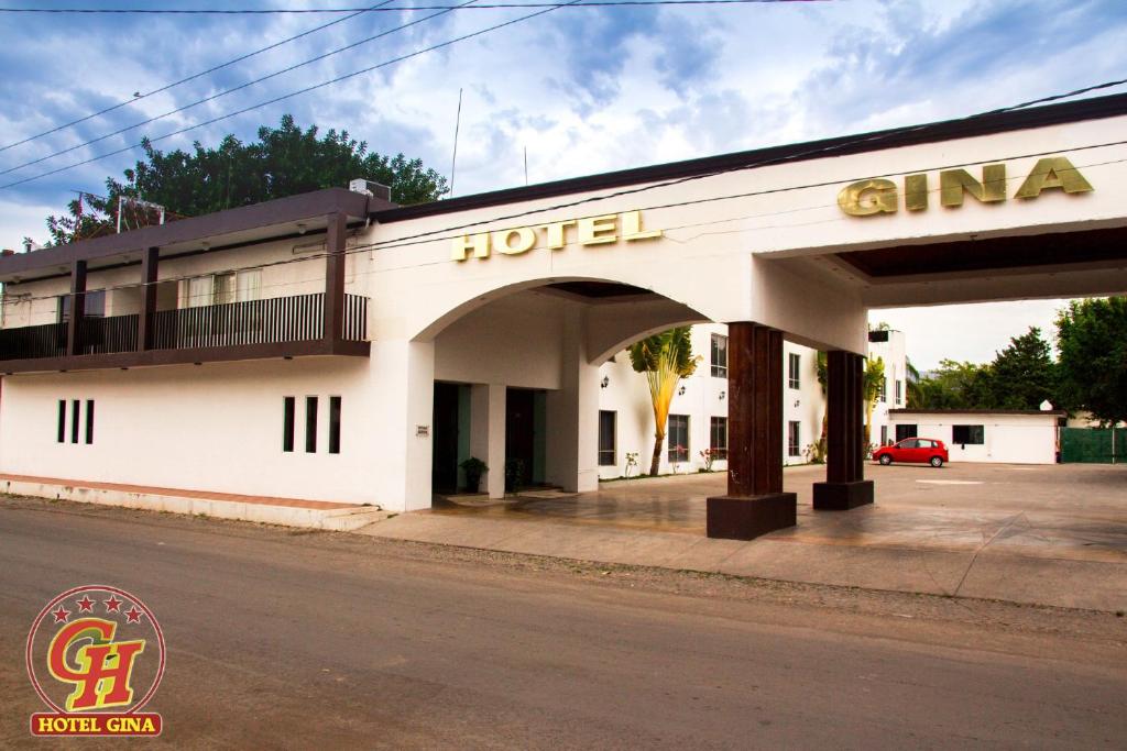 ein Hotel an der Straßenseite in der Unterkunft Hotel Gina in Tecomán