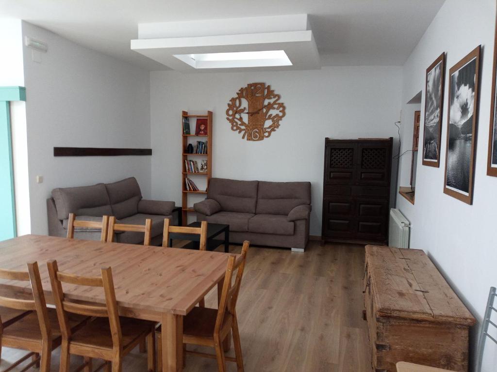 A seating area at Albergue Fresno de Cantespino - La Tormenta