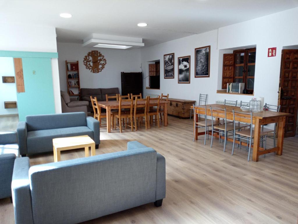 A television and/or entertainment centre at Albergue Fresno de Cantespino - La Tormenta