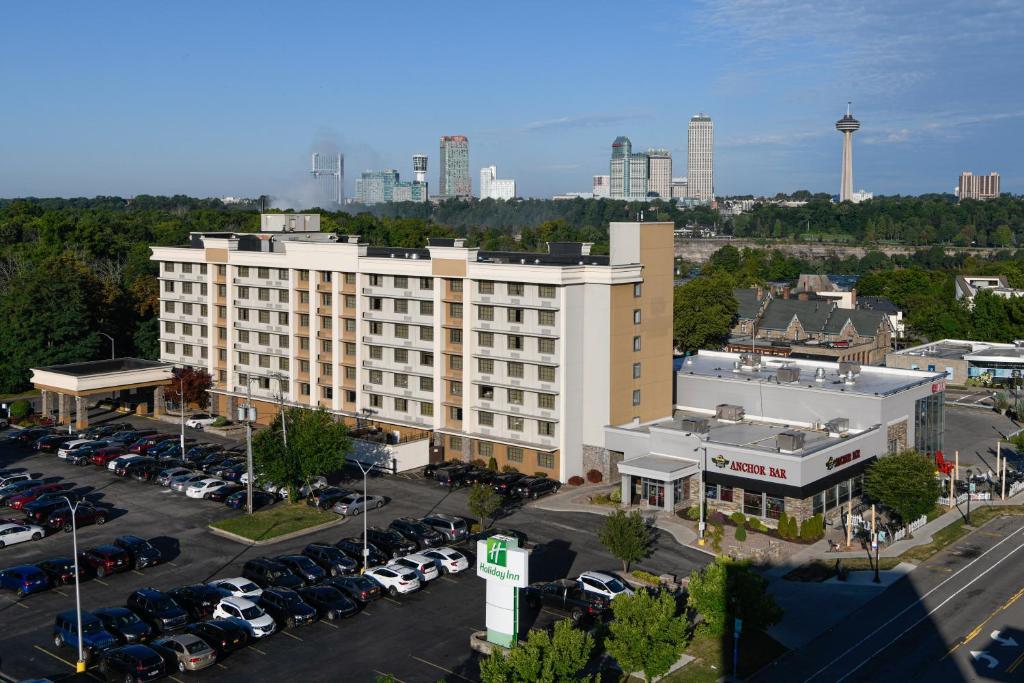 - une vue aérienne sur un grand bâtiment blanc avec un parking dans l'établissement Holiday Inn Niagara Falls-Scenic Downtown, an IHG Hotel, à Niagara Falls