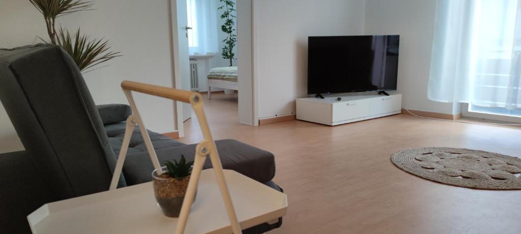 TV in/ali zabaviščno središče v nastanitvi Schöne, renovierte und optimal gelegene Wohnung OG