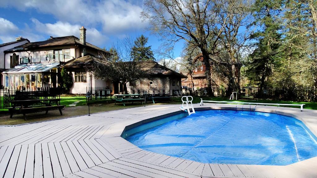 Deep Cove Estate with Pool