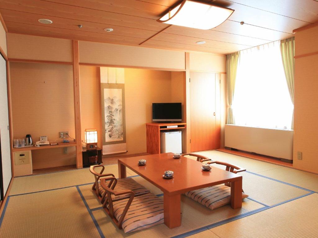 広島市にある広島市文化交流会館のリビングルーム(テーブル、椅子、テレビ付)