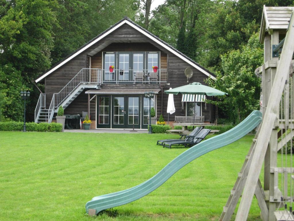 una casa con un tobogán en el patio en Luxury Holiday Home In Noordbeemster en Noordbeemster