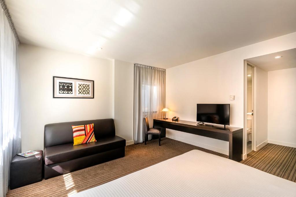 Causeway 353 Hotel - Premier King Room