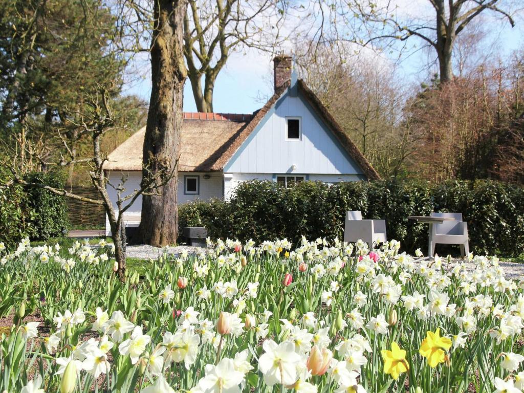 ベルゲンにあるRomantic farmhouse close to the forestの家の前の花園