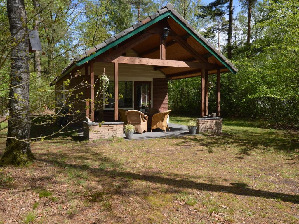StramproyにあるDetached holiday home with sauna large gardenの小屋(森の中のポーチ付)