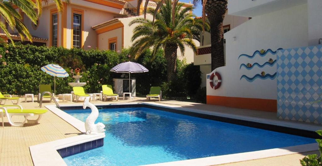 a swimming pool with a swan in a hotel at Palm Villa Estudios in Lagos