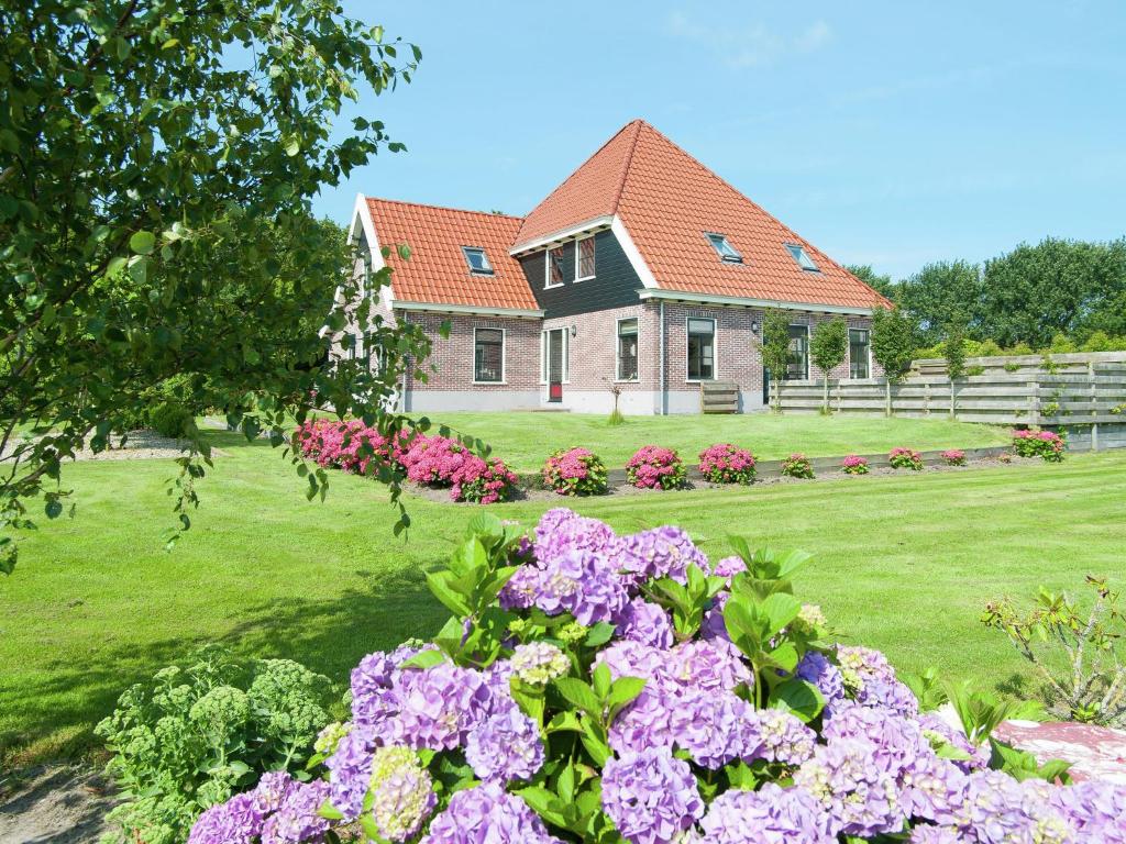 SchagerbrugにあるBeautiful holiday home in Schagerbrugの庭前紫花家