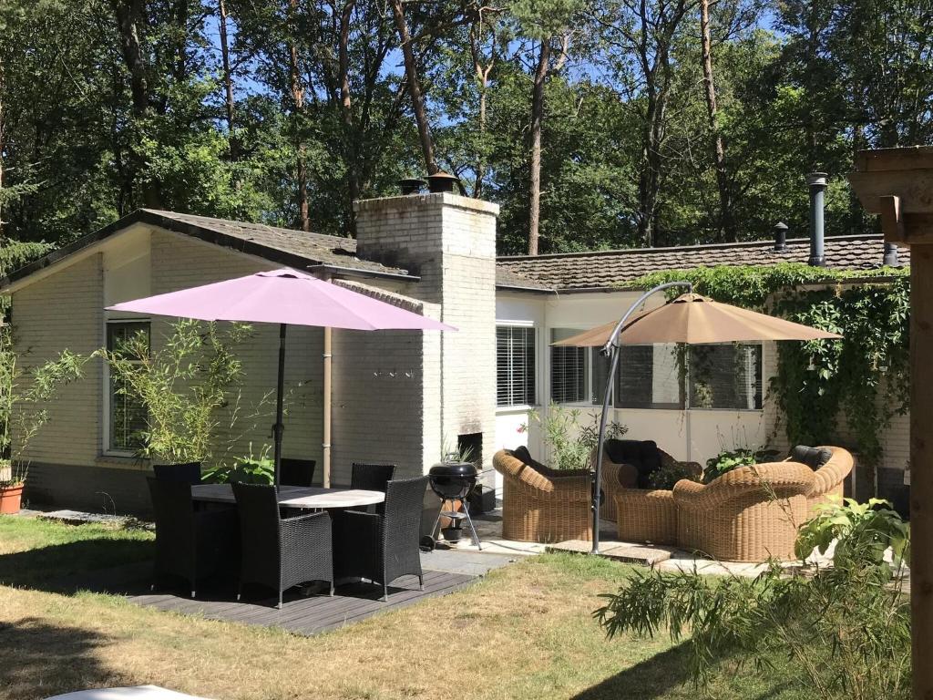 Gallery image of Detached villa with enclosed wooded garden with lawn and bubble bath in Holten