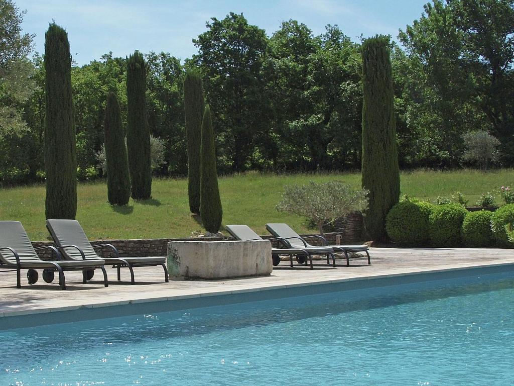奧佩德的住宿－Villa with Private Swimming Pool in Opp de，游泳池旁的一排躺椅