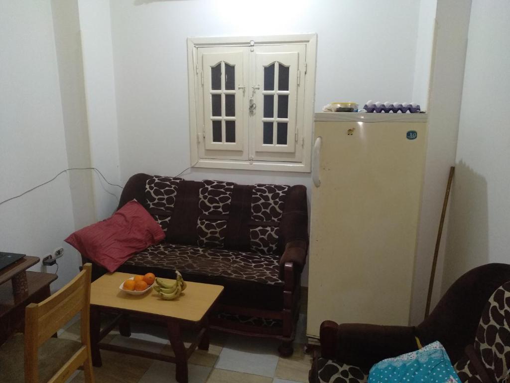 een woonkamer met een bank en een tafel bij Bob Marley Homestay in Hurghada