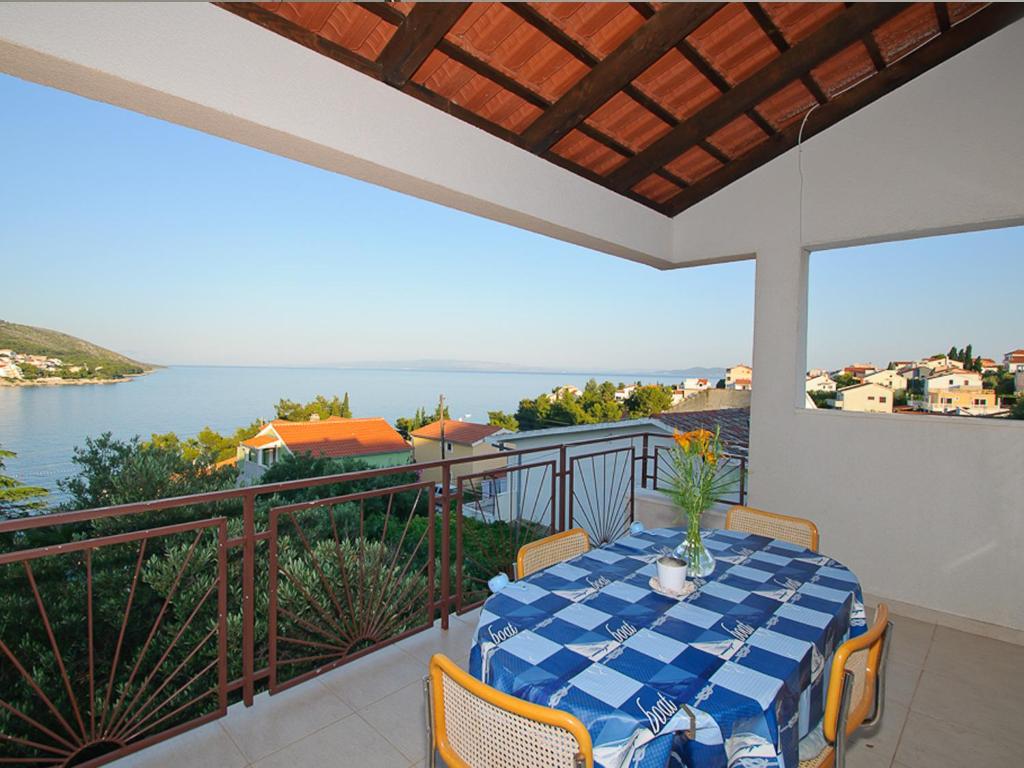 balcón con mesa y vistas al agua en Žigulin Apartment, en Trogir