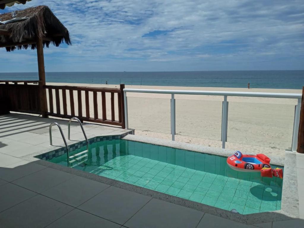 馬里卡的住宿－Casa da Praia Pé na Areia，海滩前的游泳池及其玩具车