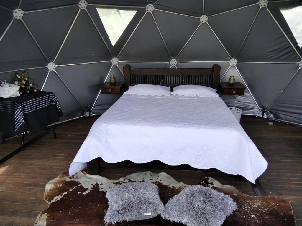 Postel nebo postele na pokoji v ubytování Glamping Montecarlo Domo Geodesico y Sauna Finlandés Guatapé