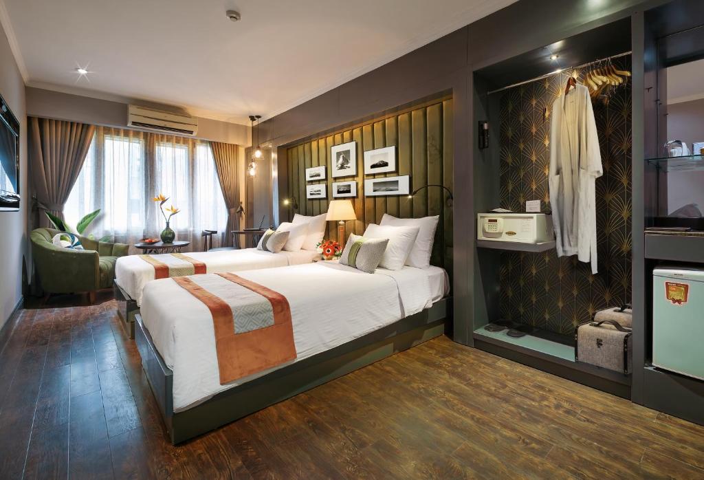 Postel nebo postele na pokoji v ubytování Hanoi Center Silk Hotel & Travel