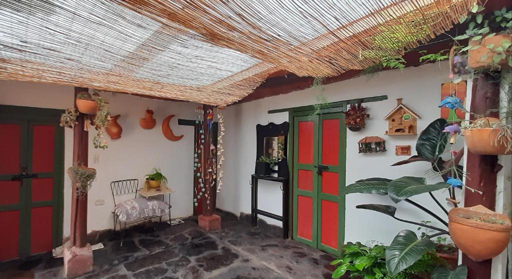 Habitación con puertas verdes y rojas y techo. en D'Antaño, en Duitama