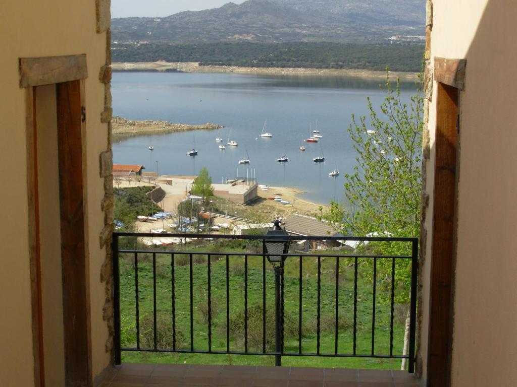 una ventana abierta con vistas a una masa de agua en Los Camarotes, en Cervera de Buitrago