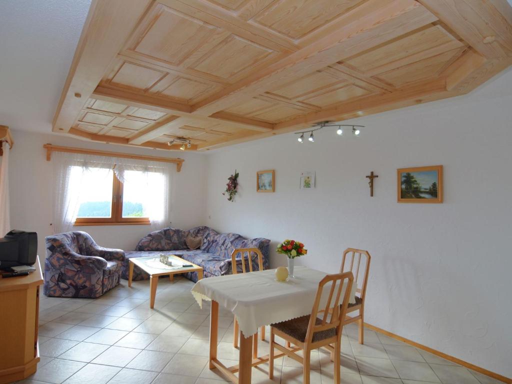 ein Wohnzimmer mit einem Tisch und einem Sofa in der Unterkunft Holiday home with panoramic view and every convenience spa in Waldkirchen