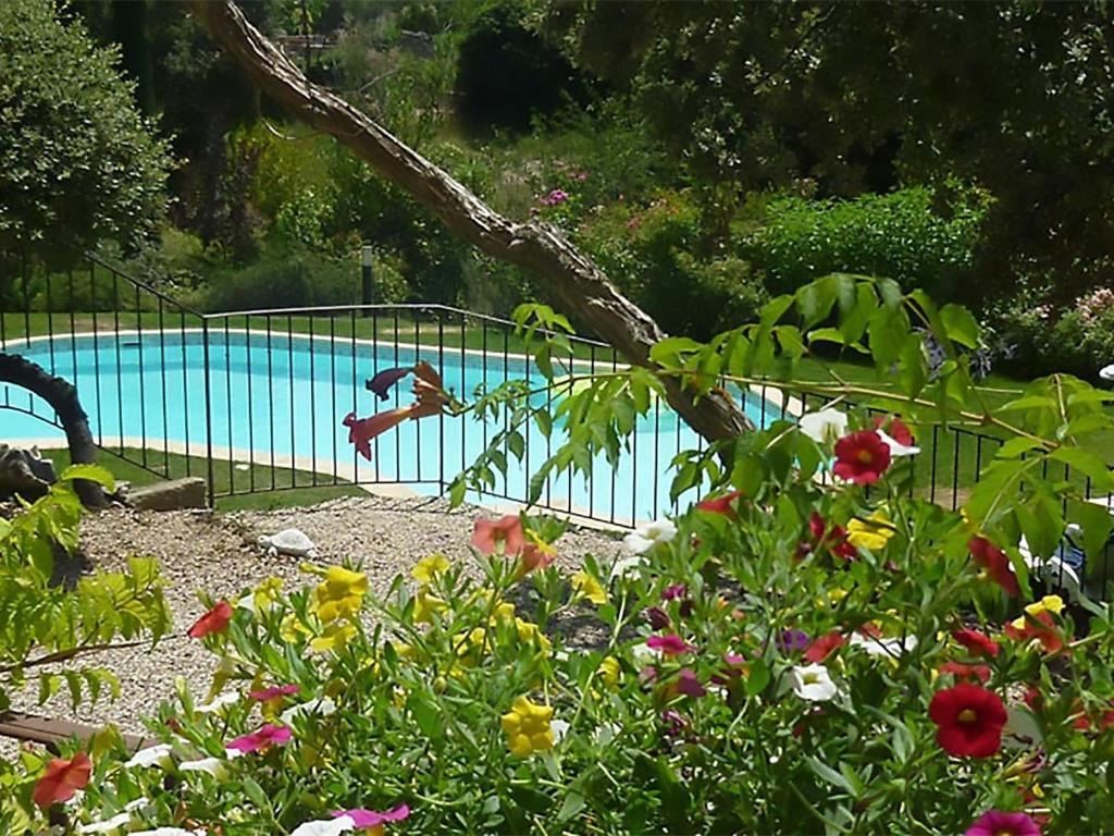 een tuin met bloemen en een zwembad bij Modern villa with private pool in Roquebrun in Crillon-le-Brave